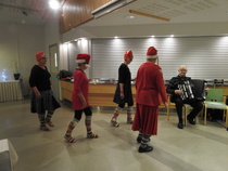 Ihanien rivitanssijatonttujen rytmikäs esitys sai hyvälle tuulelle.