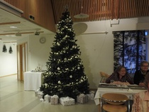 Joulutunnelmaa kauniisti koristellussa juhlasalissa