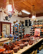 Retken ensimmäinen kohde Kyyrölän Savipaja, työnääytös ja sen myymälä